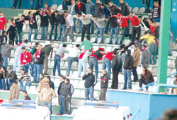 Futbolcuları alkışlarla yolladılar