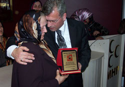 MHPden şehit ailelere plaket