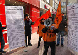 Önce kızdı, sonra simit sattı