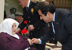 Vali Güzeloğlu, huzurevi sakinlerin ziyaret etti