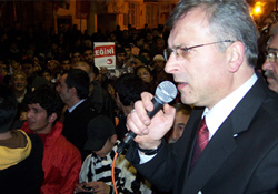 Takım tutar gibi parti tutulmaz