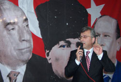 Özyer, Yılmazın ensesinde