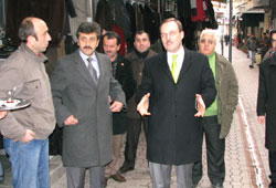 Seçmenleri tehdit ediyorlar