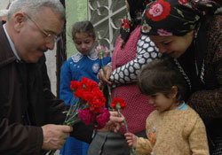 Kaldırım, karanfil dağıttı