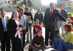 AK Kadrolar hizmet peşinde