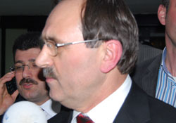 Zihni Şahin zaferini ilan etti.