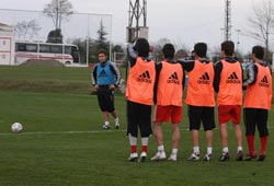 Duran toplar Caner'in