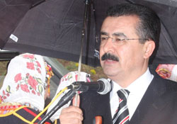 Vatandaşları protokol çadırına aldı