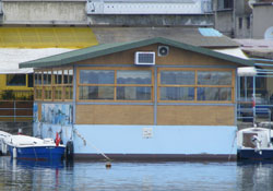 Yüzer restoran göze battı