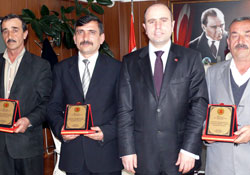 Encümenler plaketlerini aldı