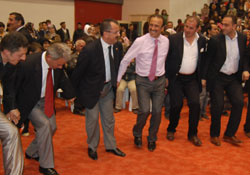 Seçim zaferini doyasıya kutladılar