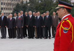 Meclis üyeleri anıta çelenk koydu