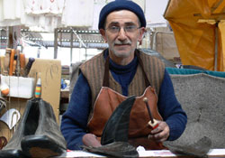 Ayakkabı tamircileri krizden memnun