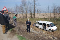 Minibüs şarampole yuvarlandı: 4 yaralı