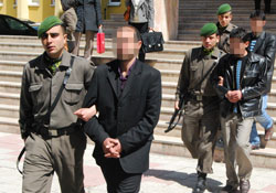 Oğlunu adliyede tokatladı