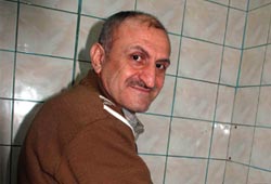 Kızlarını okutmak için katlanıyor