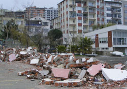 Sahile yapılan işyerleri yıkıldı