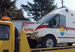 Ambulansla otomobil çarpıştı: 2 yaralı