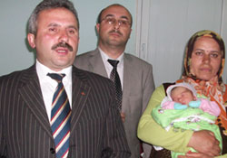 Yeni doğan bebeklere altın takıldı