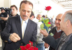 Genç, gül dağıttı