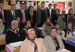 Okumayı yazmayı öğrendiler, çay partisi verdiler