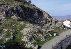 Eşsiz esere, taş ocağı muamelesi yapıldı