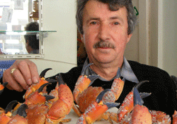 Yengeçleri hediyelik eşya yaptı