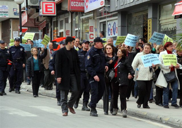 Kadınlar polis eşliğinde yürüdü