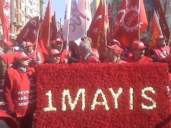 DİSK, 4 bin kişi ile Taksim'e girdi