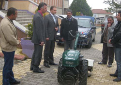 Çiftçiye el traktörü verildi