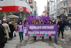Kadınlardan düdüklü protesto