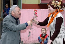 Kaldırım'dan kadınlara çiçek