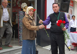 Azella'dan annelere jest