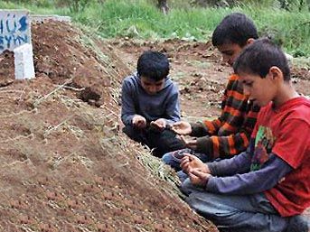Katliam köyünde Anneler Günü