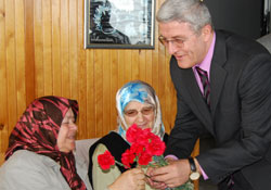 Şehit annelerine yemek