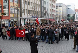 Öldürülen genç için Alman karakoluna yürüdüler