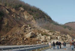 Karadeniz Sahil Yolu'na kaya düştü
