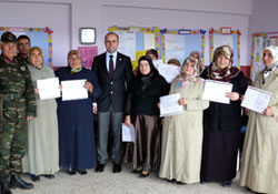 Ana, kız okumayı öğreniyor