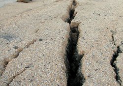 Karayolunda çökme ve heyelan tehlike saçıyor