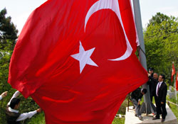 Mezarı başındaki bayrak değiştirildi