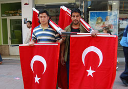 İstanbuldan bayrak satmak için geldiler