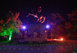 Anıt ışıklarla süslendi