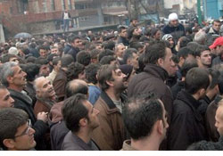 Kuyruklar uzuyor, endişe artıyor