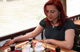 Kahve ve şıra kültürünü tanıtıyor