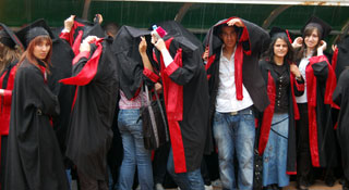 Tören yağmura esir oldu