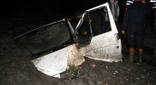 Sel karayolunu kapattı