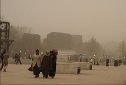 Güneydoğu sarardı, gökten çamur yağıyor