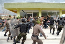 Jandarma çatışan öğrencileri böyle ayırdı