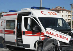 Ambulansla minibüs çarpıştı