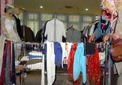 Gelinlikten oyuncağa kadar her şey var